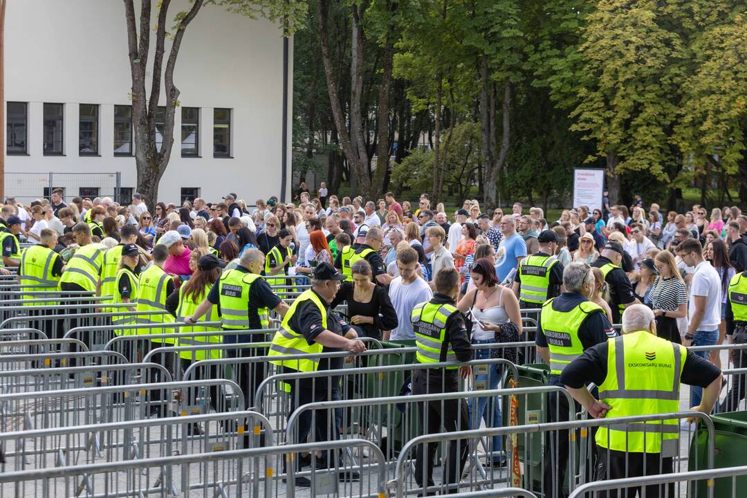 Į E. Sheerano koncertą plūsta margaspalvė minia