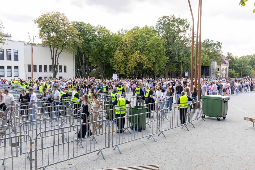 Į E. Sheerano koncertą plūsta margaspalvė minia