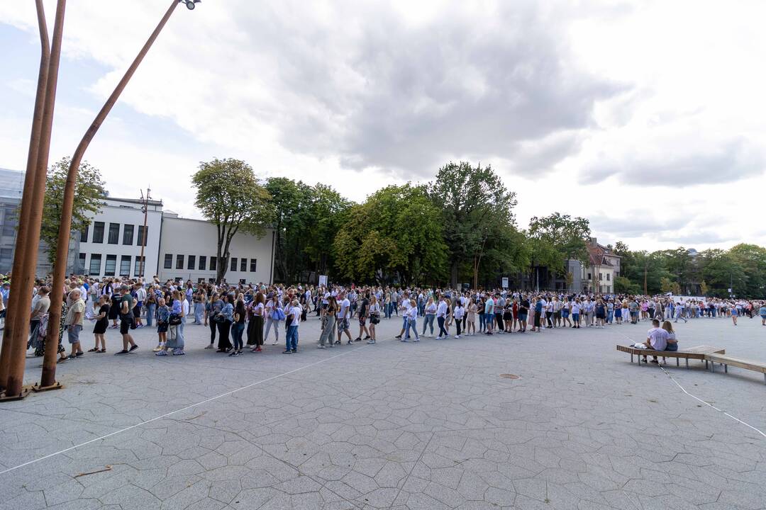 Į E. Sheerano koncertą plūsta margaspalvė minia