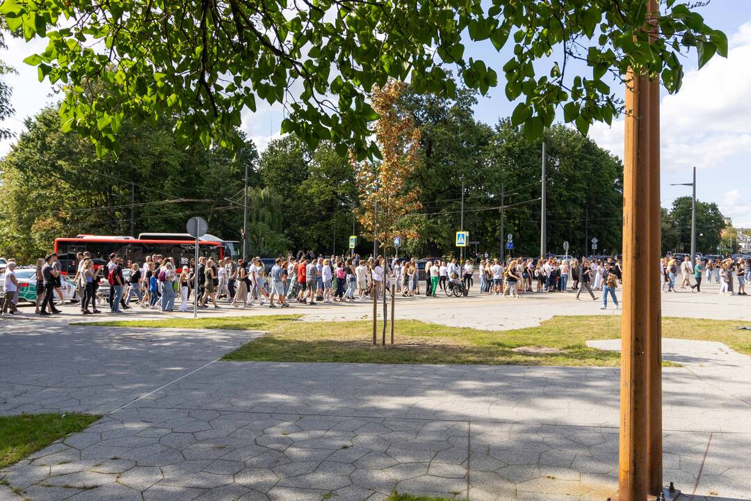 Į E. Sheerano koncertą plūsta margaspalvė minia