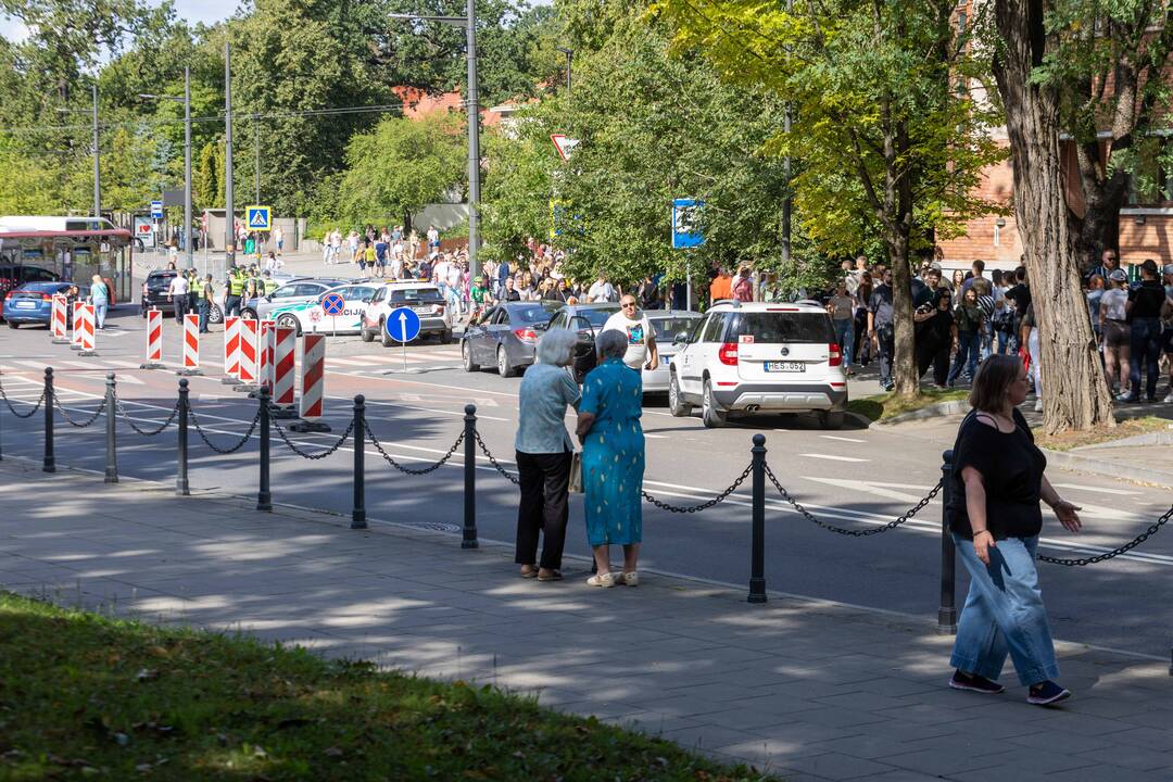 Į E. Sheerano koncertą plūsta margaspalvė minia