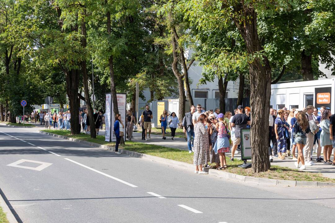 Į E. Sheerano koncertą plūsta margaspalvė minia