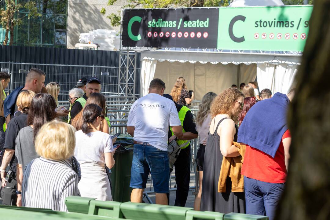 Į E. Sheerano koncertą plūsta margaspalvė minia