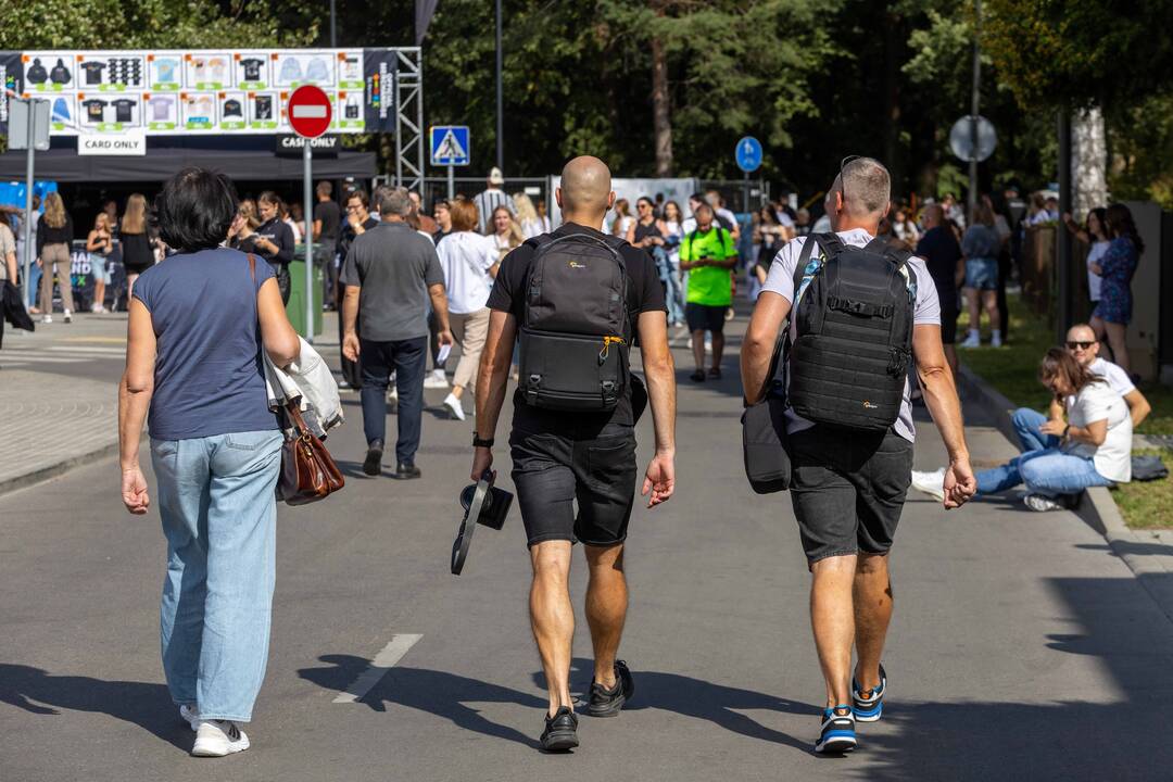 Į E. Sheerano koncertą plūsta margaspalvė minia