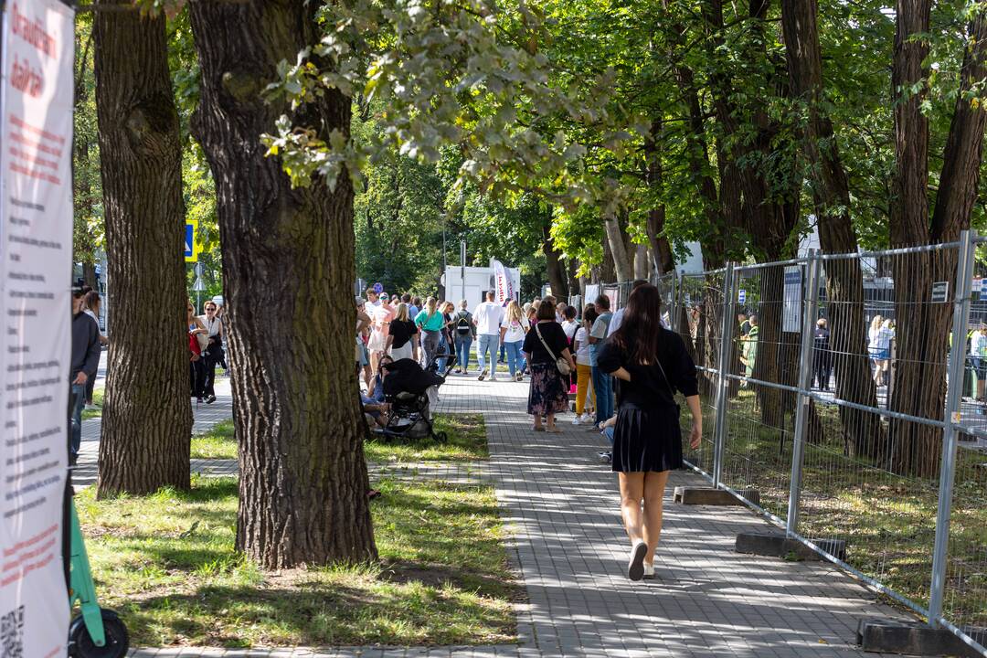 Į E. Sheerano koncertą plūsta margaspalvė minia