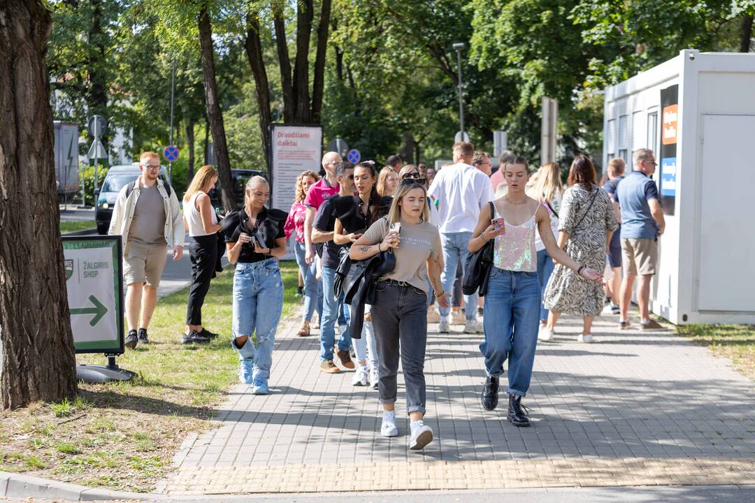 Į E. Sheerano koncertą plūsta margaspalvė minia
