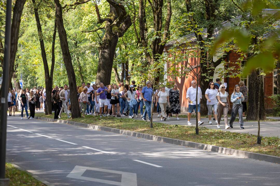 Į E. Sheerano koncertą plūsta margaspalvė minia