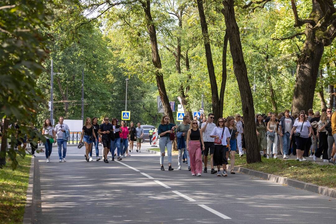 Į E. Sheerano koncertą plūsta margaspalvė minia