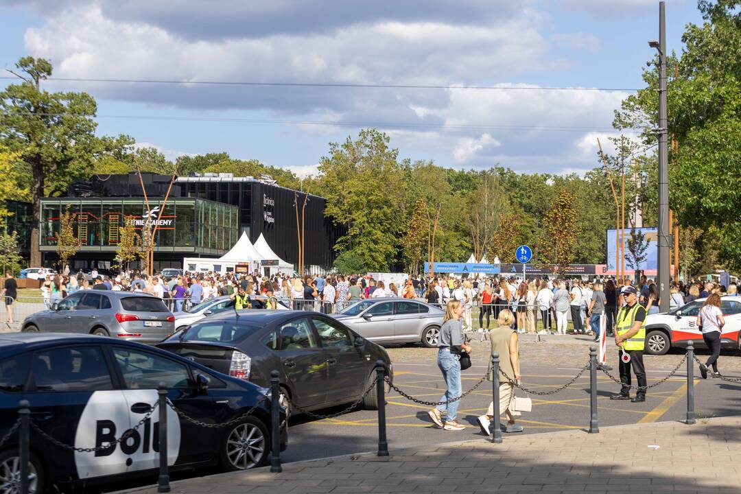 Į E. Sheerano koncertą plūsta margaspalvė minia