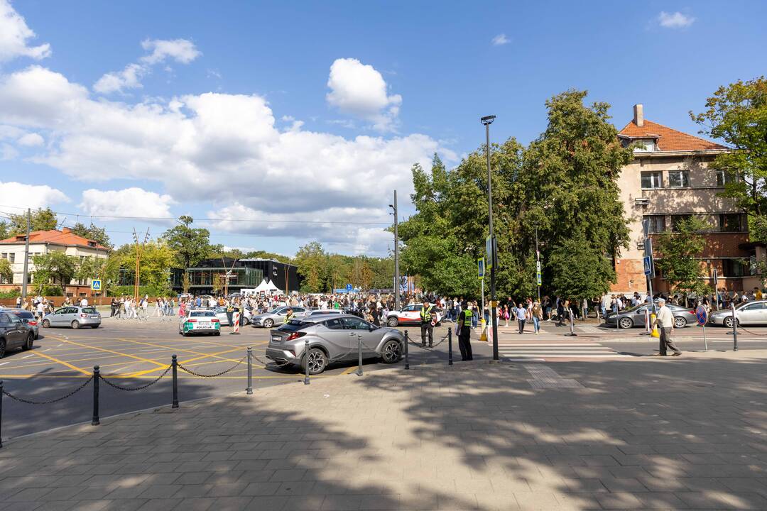 Į E. Sheerano koncertą plūsta margaspalvė minia