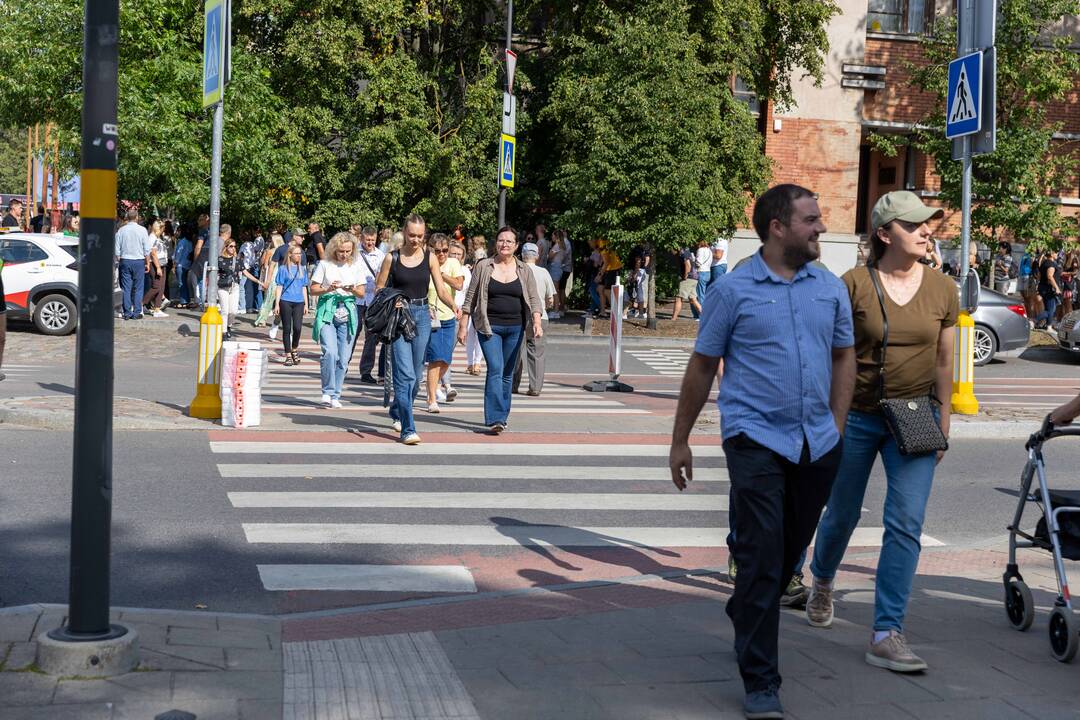 Į E. Sheerano koncertą plūsta margaspalvė minia