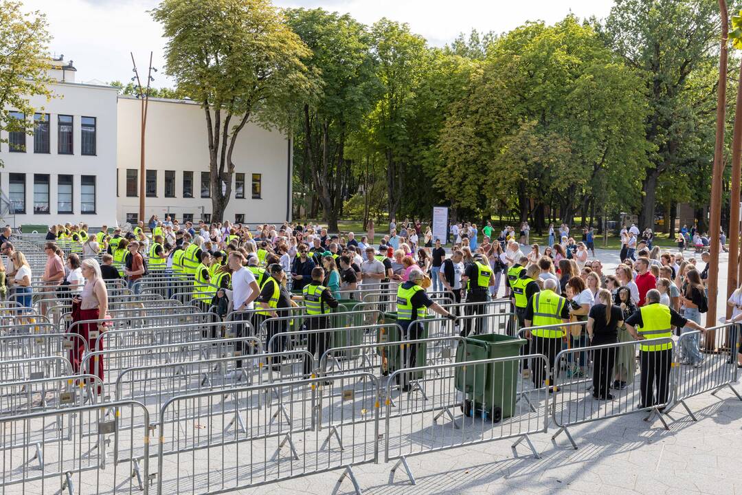 Į E. Sheerano koncertą plūsta margaspalvė minia