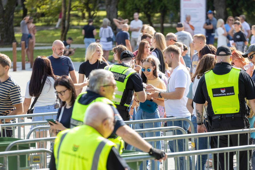 Į E. Sheerano koncertą plūsta margaspalvė minia