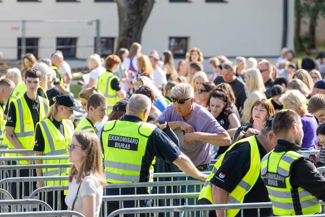 Į E. Sheerano koncertą plūsta margaspalvė minia