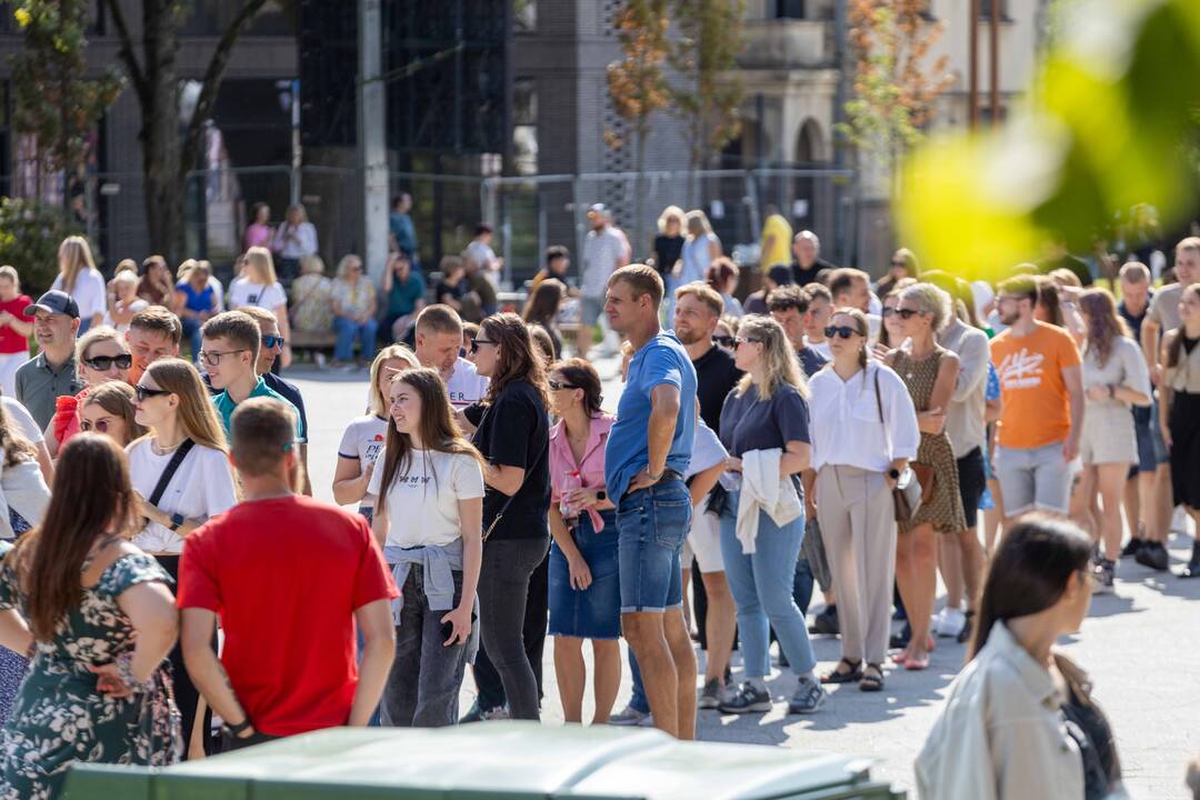 Į E. Sheerano koncertą plūsta margaspalvė minia