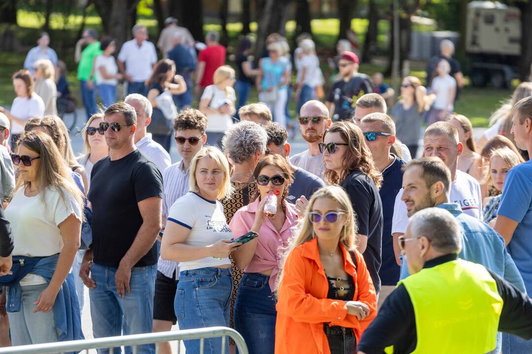 Į E. Sheerano koncertą plūsta margaspalvė minia