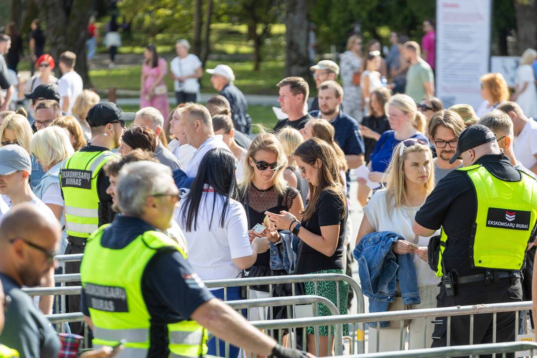 Į E. Sheerano koncertą plūsta margaspalvė minia