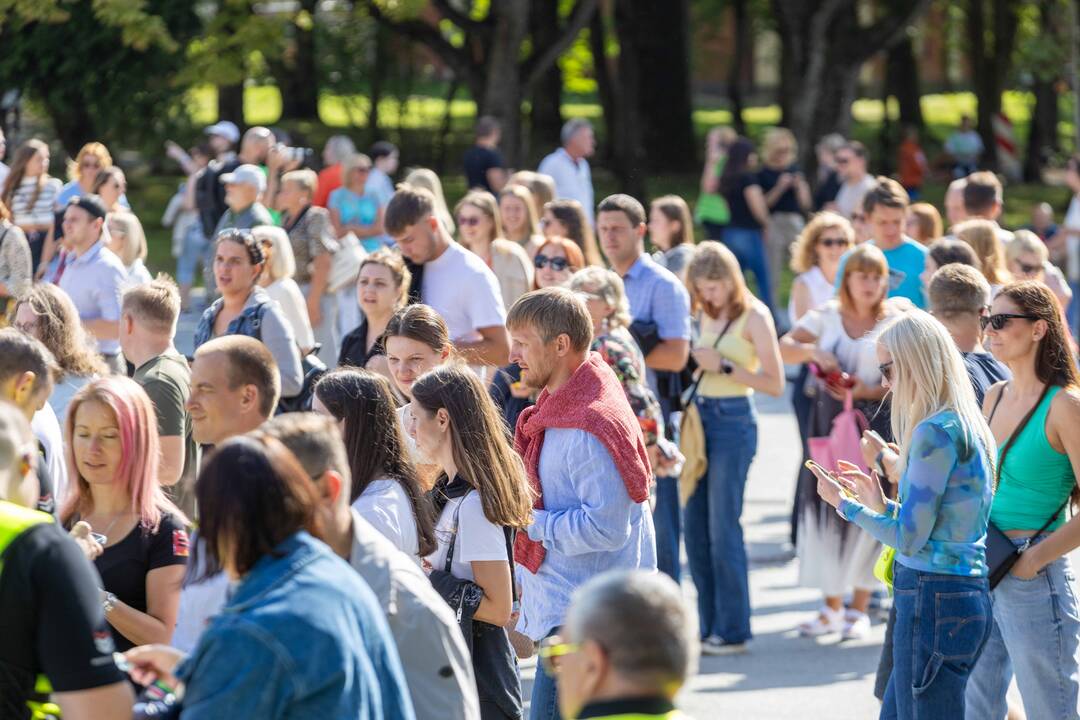 Į E. Sheerano koncertą plūsta margaspalvė minia