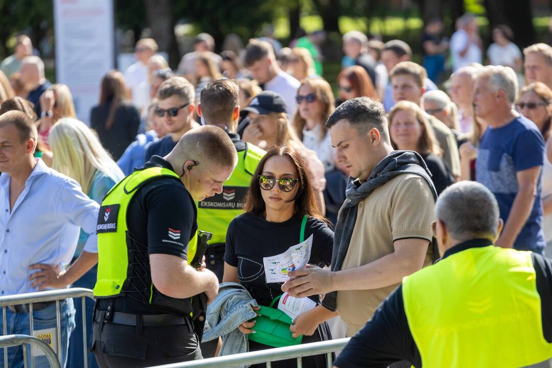 Į E. Sheerano koncertą plūsta margaspalvė minia