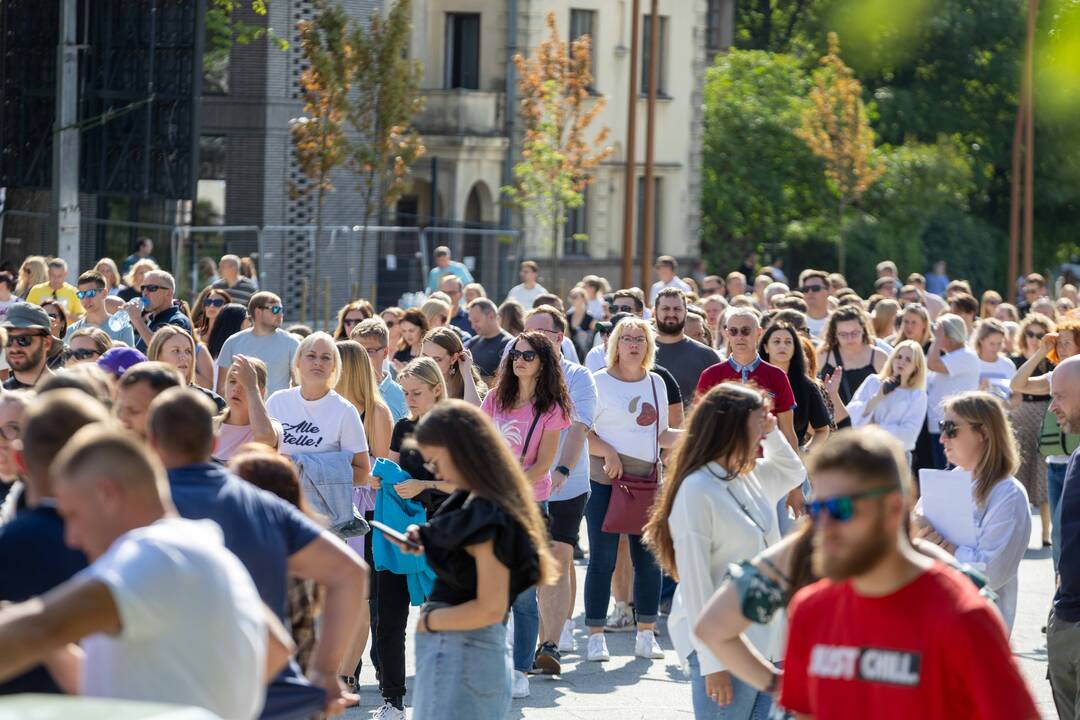 Į E. Sheerano koncertą plūsta margaspalvė minia