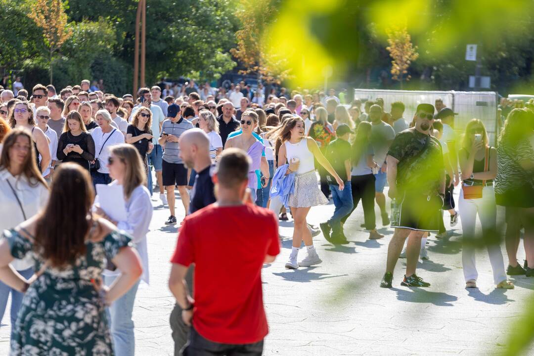 Į E. Sheerano koncertą plūsta margaspalvė minia