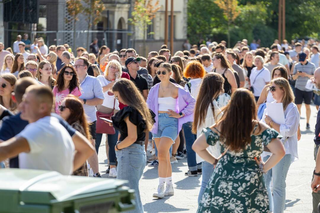 Į E. Sheerano koncertą plūsta margaspalvė minia