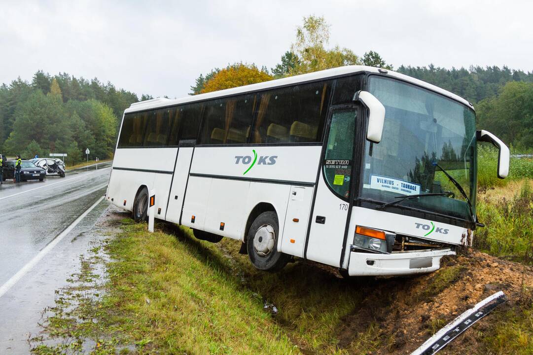 Autobuso ir dviejų lengvųjų automobilių avarija Kačerginėje