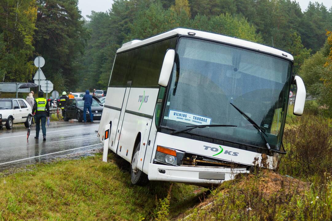 Autobuso ir dviejų lengvųjų automobilių avarija Kačerginėje