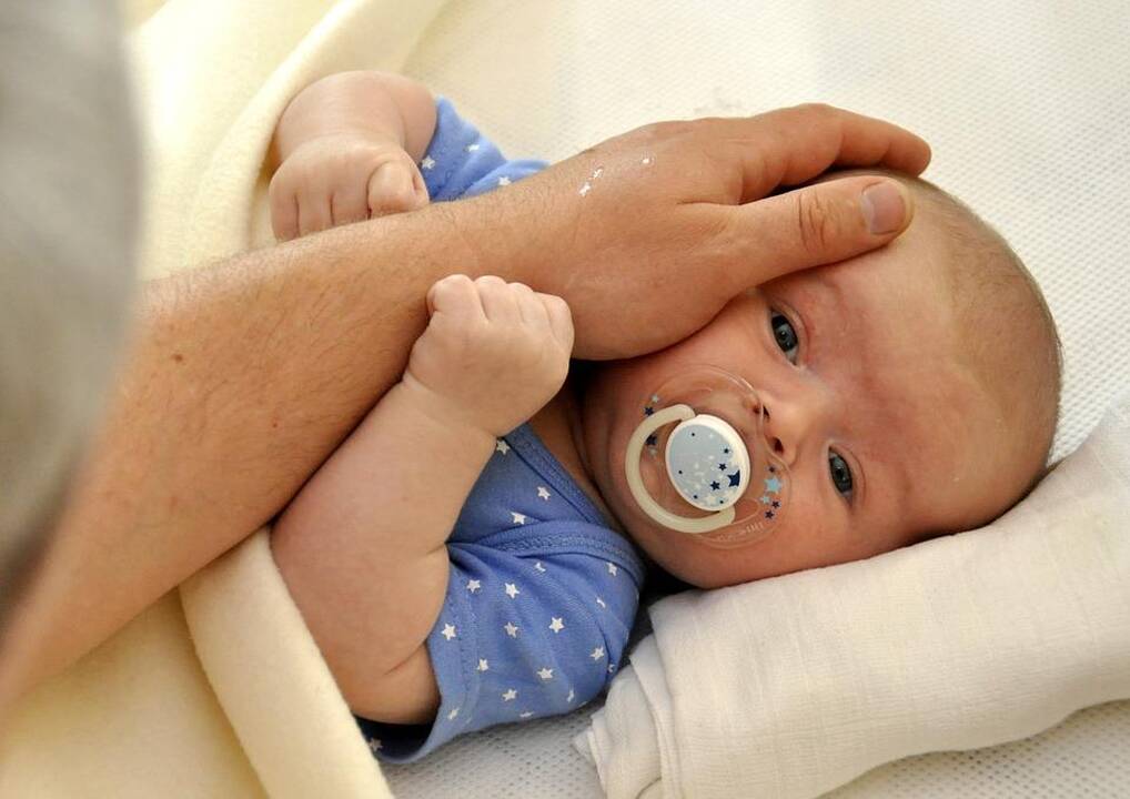 Siūlo nustatyti neperleidžiamas tėvystės atostogas: kokie privalumai ir rizikos?