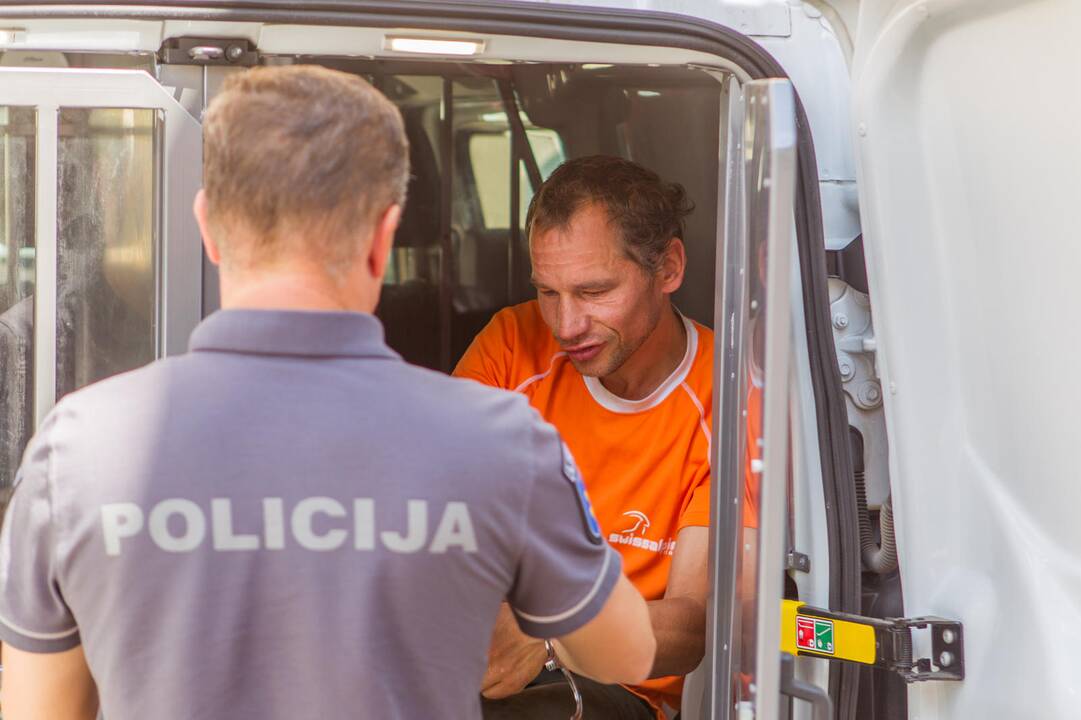 Buto su vaikais padegėjas atvestas į teismą