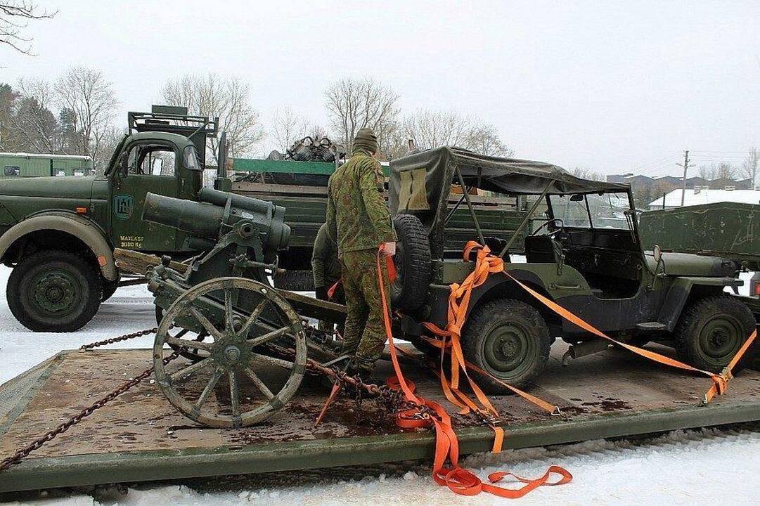Istorija sugrįžta: į Kauno VI fortą atgabenti tankai