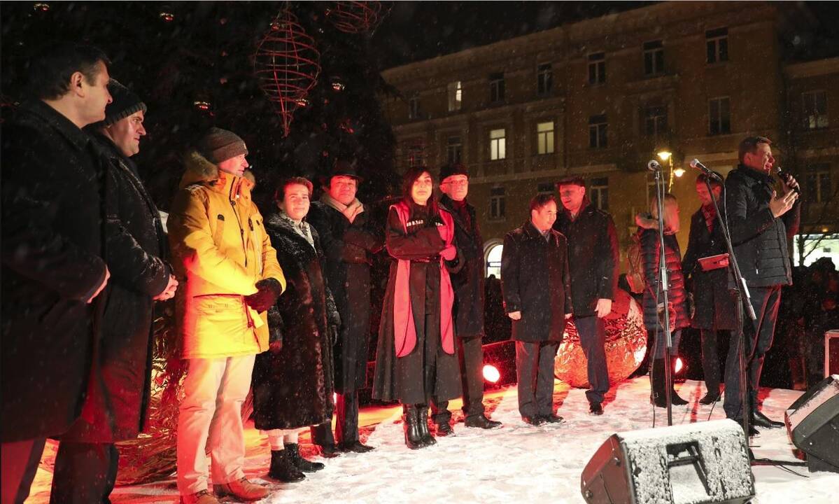 Sostinės Rotušės aikštėje nušvito Kalėdų eglutė