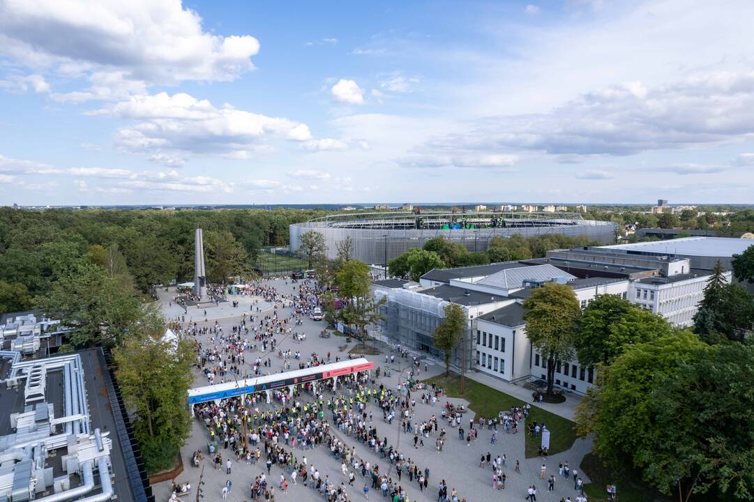 Į E. Sheerano koncertą plūsta margaspalvė minia