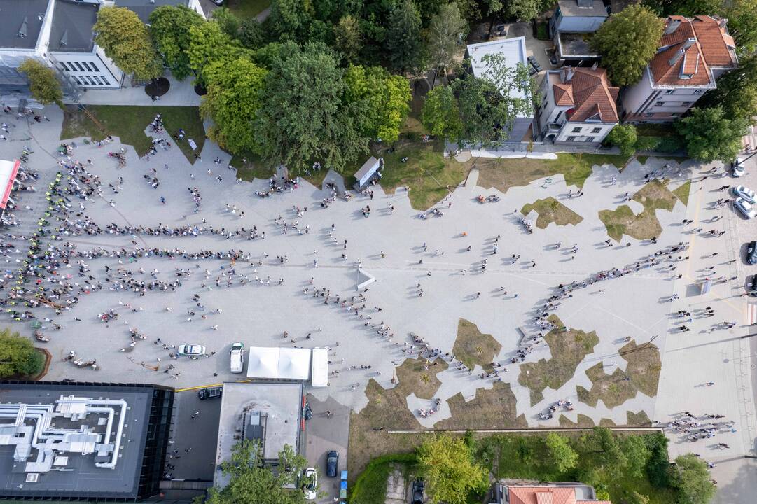 Į E. Sheerano koncertą plūsta margaspalvė minia