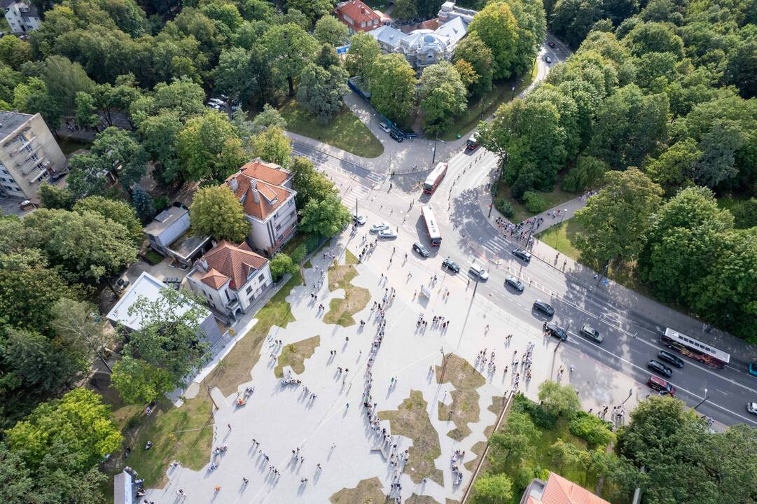 Į E. Sheerano koncertą plūsta margaspalvė minia