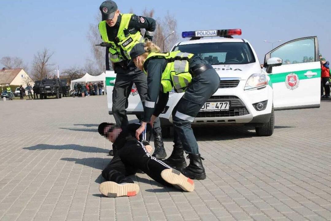 Sulaikomas girtas jonavietis apspardė pareigūnus