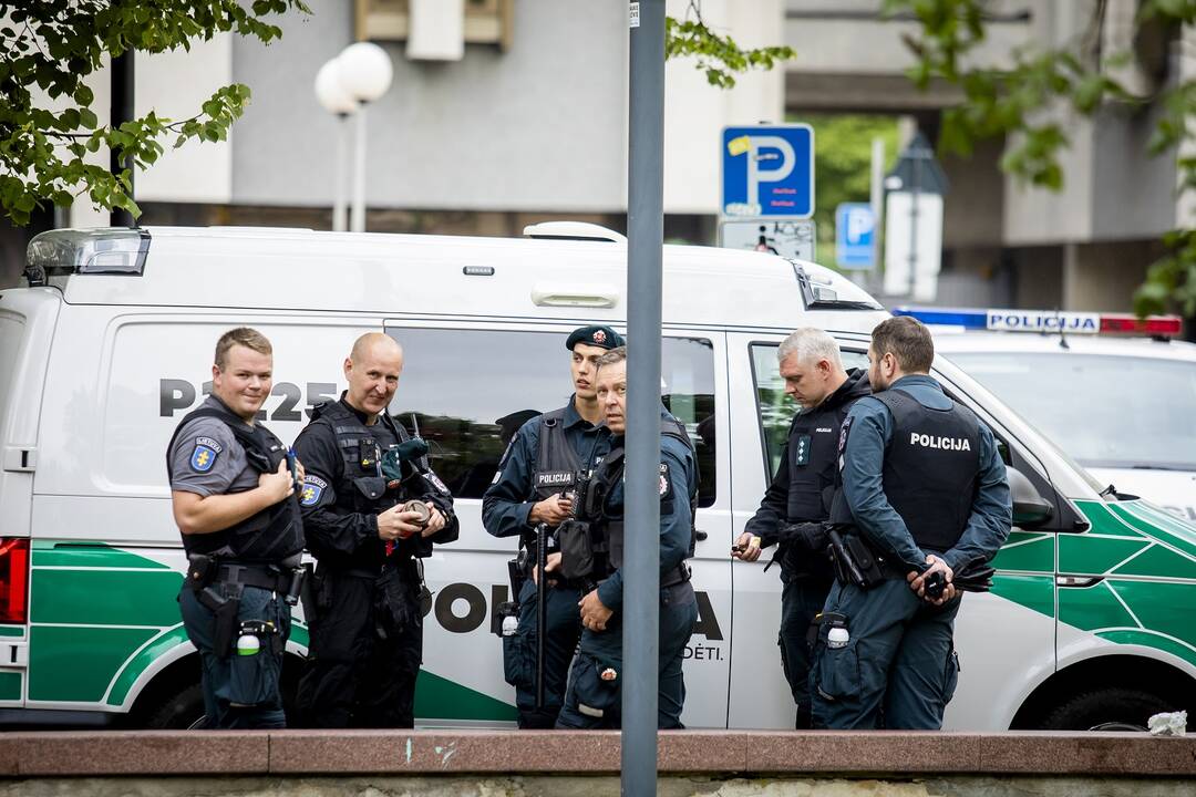 Policijos pareigūnai masiškai palieka tarnybą?