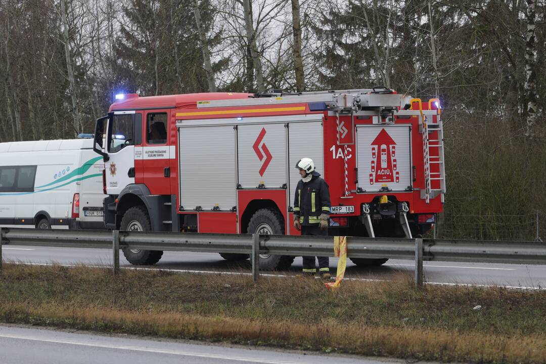 Ties Sitkūnais dujas vežęs vilkikas rėžėsi į kelininkų brigadą 