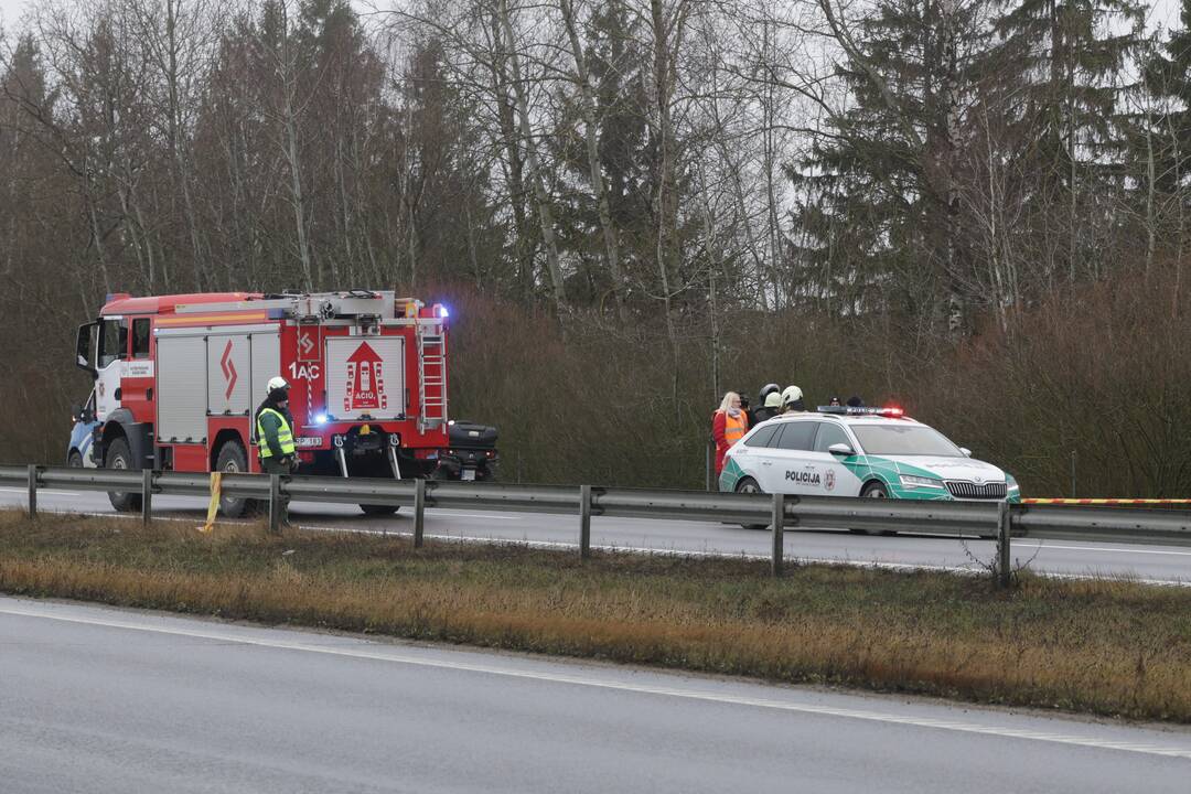 Ties Sitkūnais dujas vežęs vilkikas rėžėsi į kelininkų brigadą 