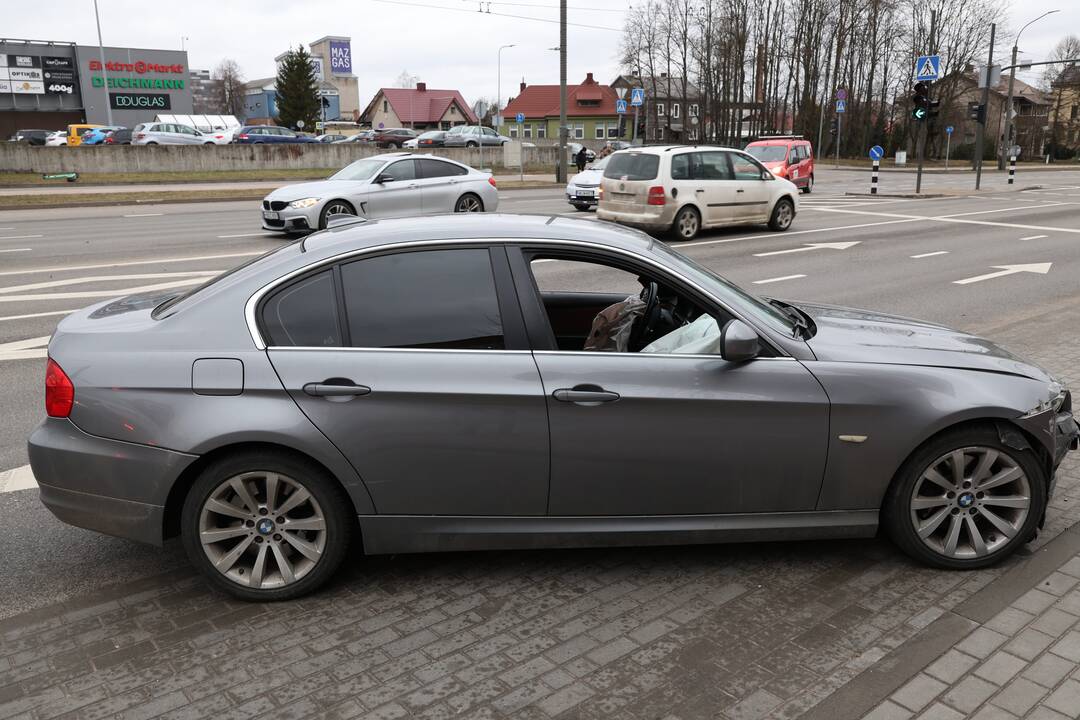 „Volvo“ ir BMW susidūrimas Savanorių prospekte