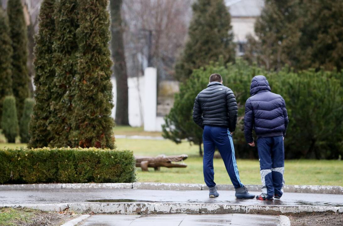 Pravieniškėse kalinys sužalojo pareigūną