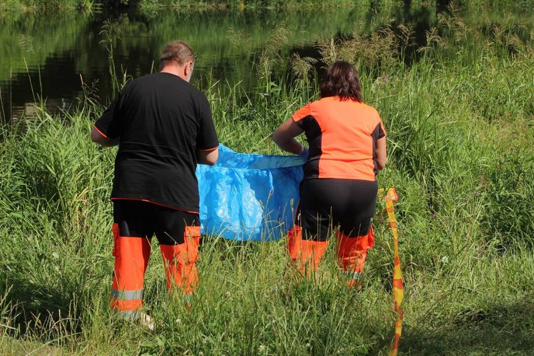Ežere skendusį senjorą artimieji bandė gaivinti patys: deja, bet nesėkmingai
