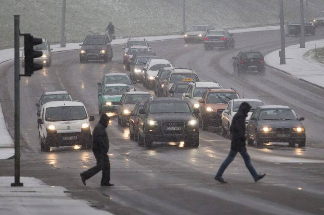 Rytų ir šiaurės Lietuvoje keliuose yra slidžių ruožų