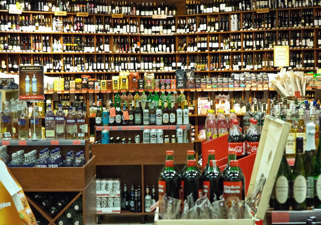 Kova su alkoholiu nesibaigia: griežtins prekybą daugiabučiuose?