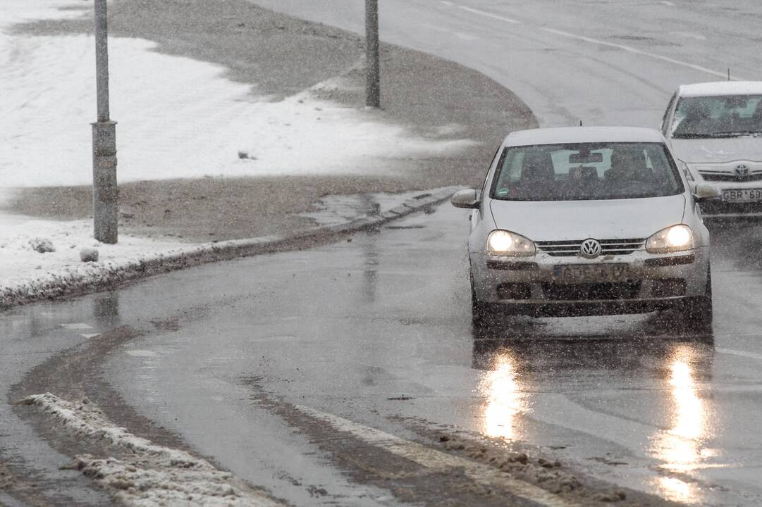 Rytinių rajonų keliuose – slidu ir šlapia