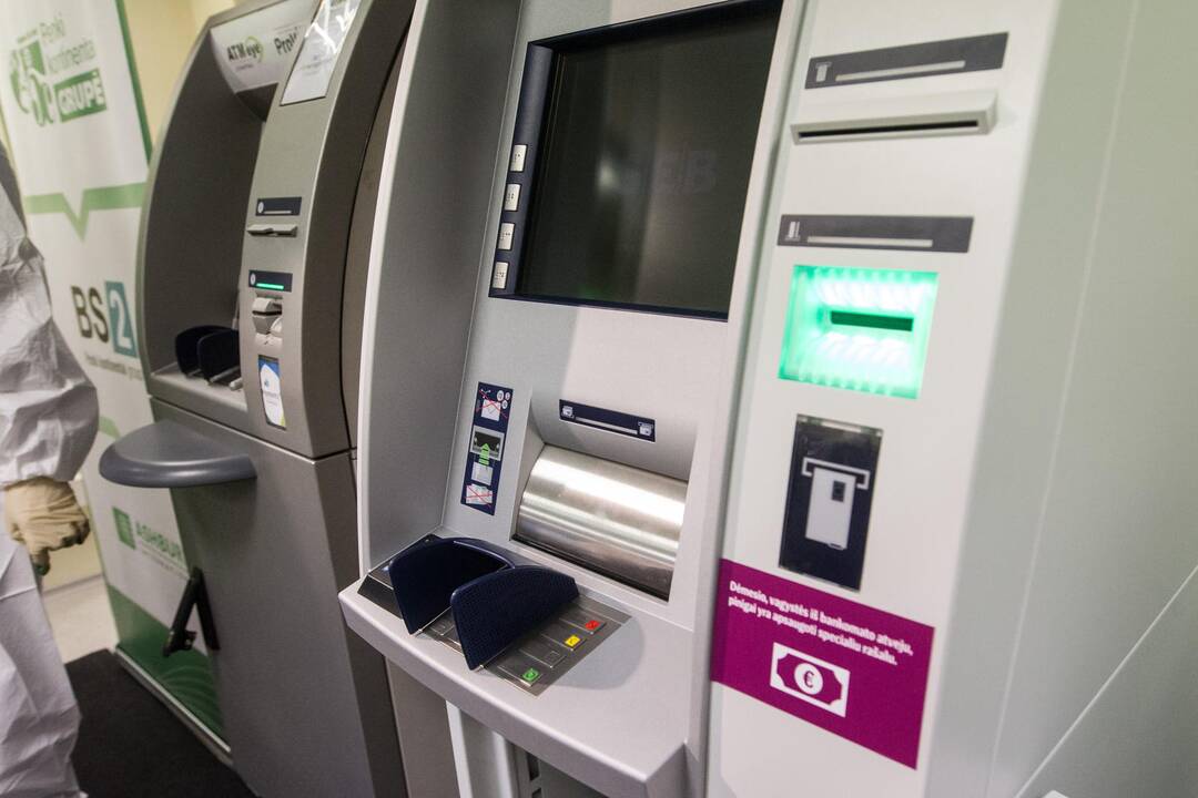 Prienuose ilgapirščiams apvogti bankomato nepavyko