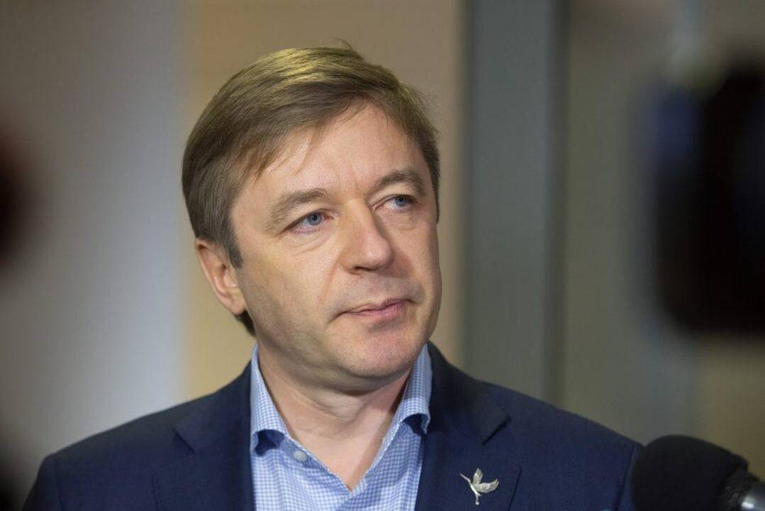 Būdas: R.Paksas buvo įtikėjęs aiškiarege L.Lolišvili, kuri skelbėsi gydanti įkraudama tualetinį popierių.