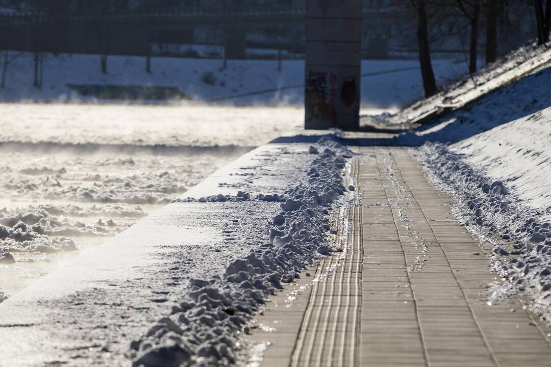 Patvinusi Neris sostinėje užliejo pėsčiųjų takus