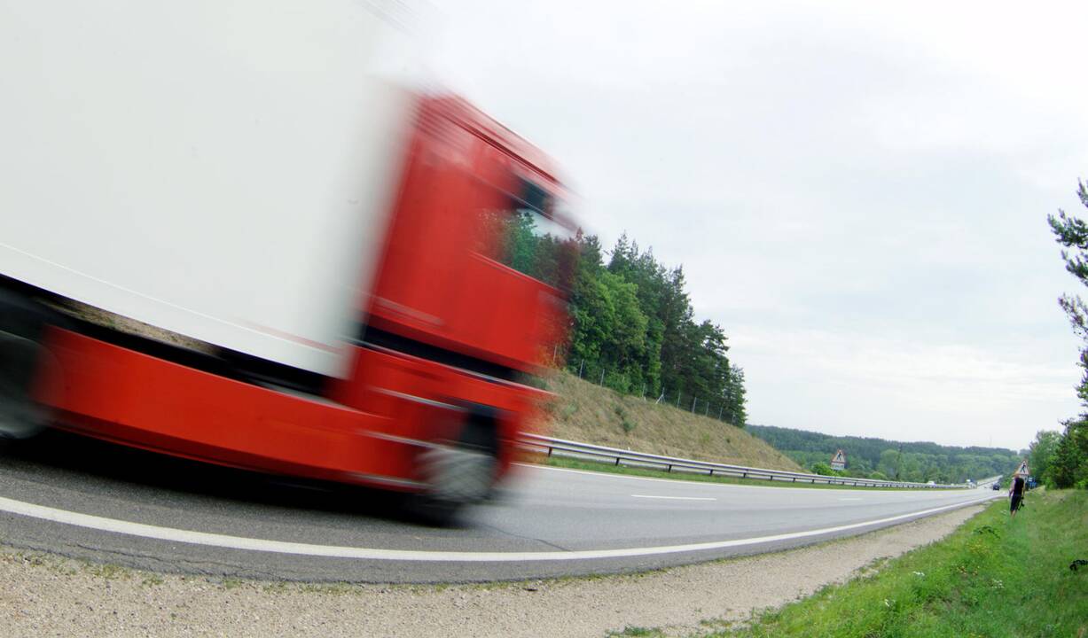 Kelmės rajone apvirtus vilkikui žuvo vairuotojas