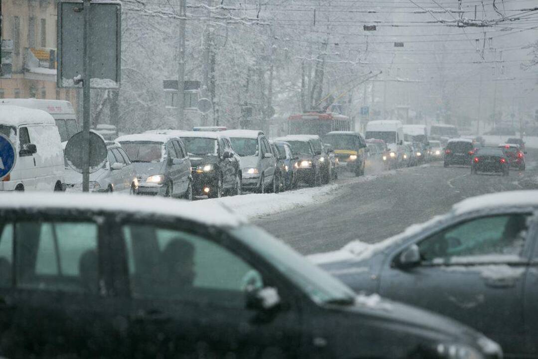 Kelininkai įspėja apie sudėtingas vairavimo sąlygas